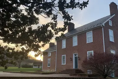 Image de MidMountain Retreat, a budding arts space in a historic home on the James River