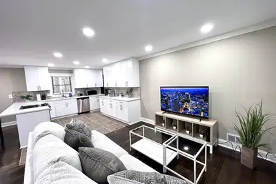 Image de Modern Fresh Remodel 4br 3Bath 2 En-Suites Super Convenient Sleeps 12 Pets Ok!