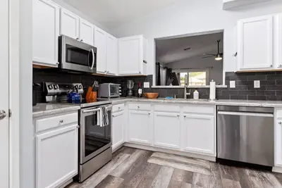 Image de 3 bed 2 bath single family home with a pool