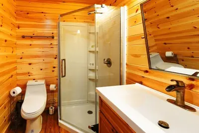 Image de White Pine Retreat - Channel View. This is our nicest cabin - all new.