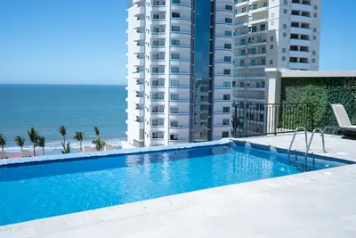 Spacious Ocean View/ Golden Zone 1 Block to Beach