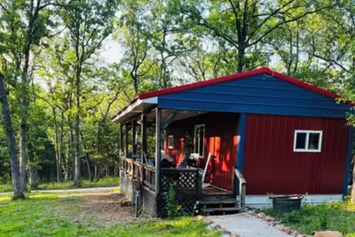 Image de Cozy Cabin nestled on 10 acres just minutes from the lake and the speedway