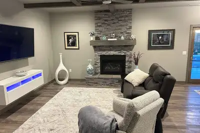 Image de Cozy home close to all attractions with a fabulous kitchen and all amenities!