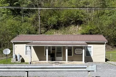 Image de Hawks Nest rentals only 2 miles from Hatfield Mccoy trailhead!