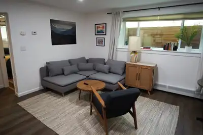 Image de 2Br/1Ba Midtown Daylight Bsmt Hideaway—Comfortable, clean, and safe.