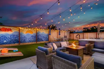 Image de 1 Mile to Beach & Restaurants-Hot Tub-King-Garage-Large Backyard-Rain Shower