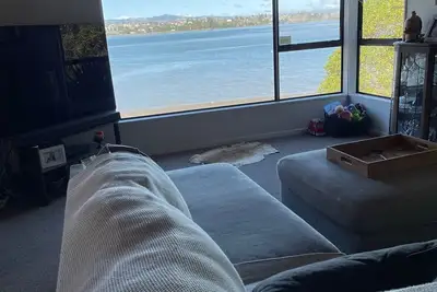 Image de Unique Property Overlooking Estuary to City on the Beautiful Daisy Hardwick Walk