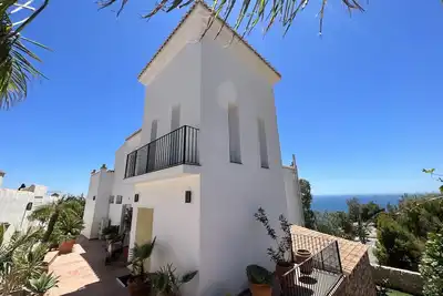 Image de Moderne Villa mit Pool, Garten und Traumhaftem Meerblick