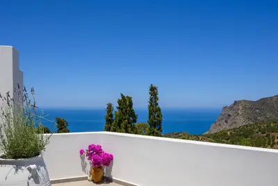 Image de A cozy house with a beautiful view of mountain & sea.