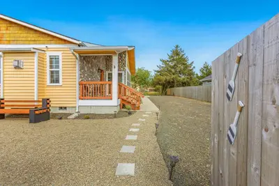 Comfy Home Close to the Pacific & Ocean Shores Fun