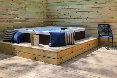 Image de Newly Renovated Hot Tub Fire Pit Game Room