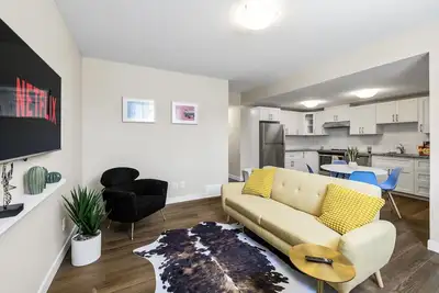 Image de ⭐️Stunning Oasis🌴 Fence yard ✅ Pet friendly 🐶 Close to West Edmonton Mall