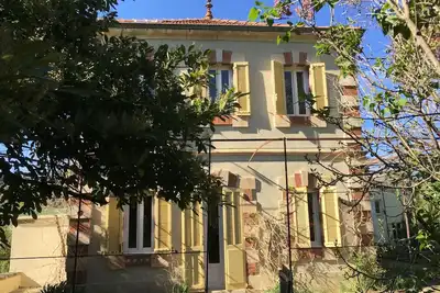 Belle maison XIXème de famille, très bien située, très agréable. Immense jardin.