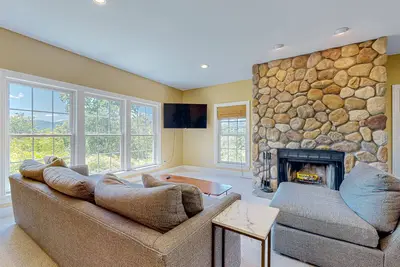 Image de Inviting home with firepit, balcony, mountain view, full kitchen, & W/D