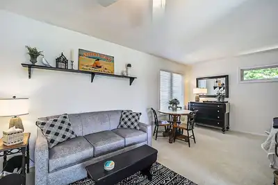 Image de Lakefront studio with lake & beach views, deck, firepit, beach access, & WiFi