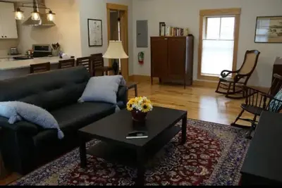 Image de Located in beautiful/historic downtown Peninsula in the heart of a National Park