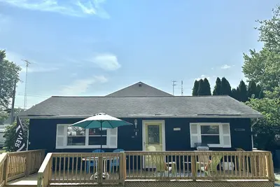 Image de Charming Lakehouse with huge yard - downtown Culver!