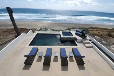 Image de Luxury Beachfront Villa: Ocean Views / Private Pool & Spa - 30 secs to Beach! \n