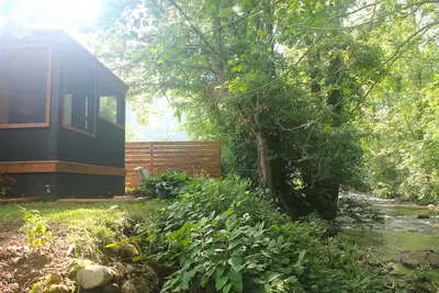 Cozy Creekside Cabin 1. 5 miles from Lake Watagua and Cherokee National Forest.