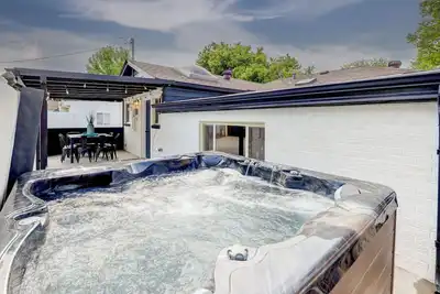 Image de Hot Tub, Fire Pit, Ping-Pong, 3 min walk to Olde Town Arvada!