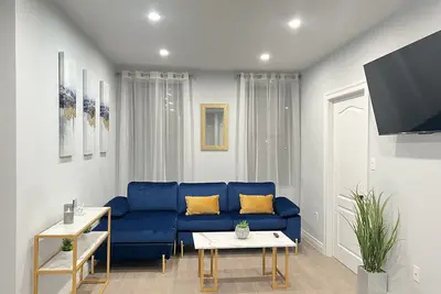 Image de 2 minutes from Subway! Family-sized apartment with Pets Allowed and Free Parking