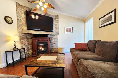 Image de Family-sized home walking distance from the beach, pet friendly