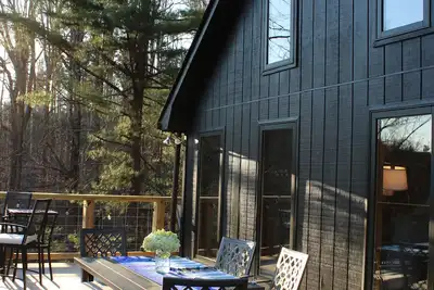 Image de Cabin in the Blue Ridge Mountains, nestled in the tree tops overlooking a creek