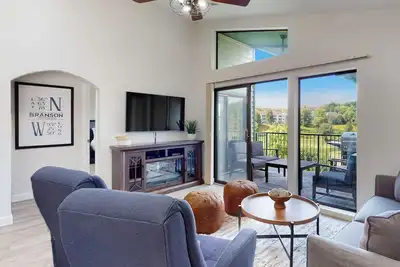 Image de Golf course views with pool access, balcony - prime location