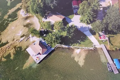 Image de Spectacular Lakefront Cottage Retreat on Lake Couchiching sitting on 3/4 acres.