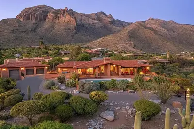 Image de Beautiful luxury rental with outstanding city and mountain views.