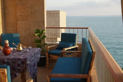 Image de \"Homely Comfort, Moments from Clean Beaches, Historical Sites and Cozy Cafes! \"