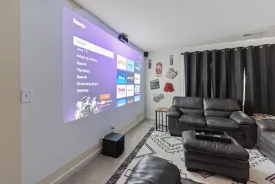 Image de Apex Luxury 4br Near Lake - Movie Room & Sleeps 14