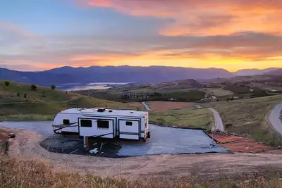 Image de Country Rv Glamping with lake, mountain and orchard views!