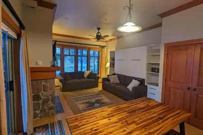 Image de Beautiful End-Unit with Private Balcony and hot tub + pool.