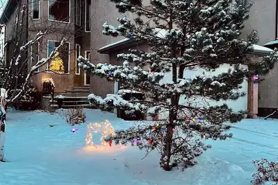 Image de Cozy 2 bedroom basement with 2 beds, kitchen, 75’’ Tv and bathroom