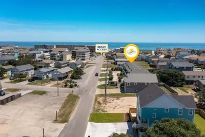 Image de Charming 3-Bed Townhome Steps from the Beach