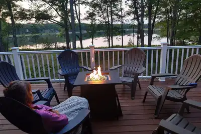 Image de New & Modern Lakefront Home-Peaceful Haven