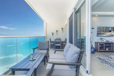 Image de Relax in this modern ocean front condo Encantame E1404