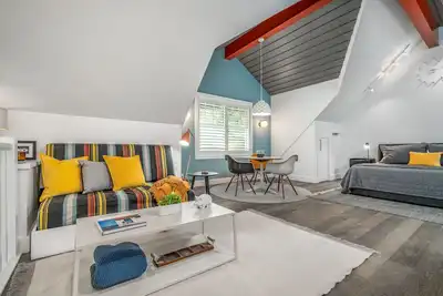 Carriage House - Studio Condo minutes away from downtown Saugatuck!