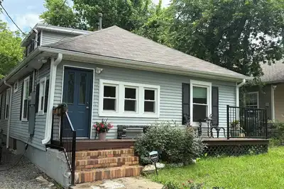 Beautiful Cottage in Historic District, short walk to the Square.