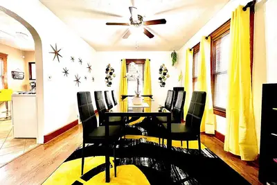 Image de Amber Hearth: Warm Family 4br Duplex | Laundry, Parking, Porch • 6 Min to Downtown