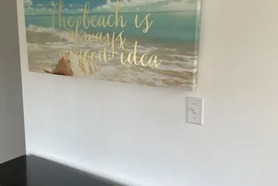 Image de Newly renovated cottage with new central air just steps from the beach