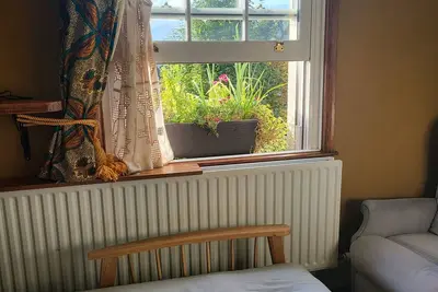 Image de Charming Victorian Room. Futon and laptop table. Close to all amenities.