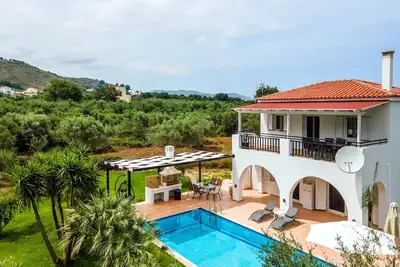 Image de Kournas-Sleeps8-Parking-Garden-Pool-PetFriendly