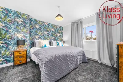 Image de Modern 2 bedroom hose with private driveway.