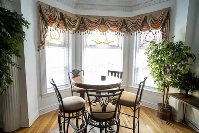 Image de Extra Large Authentic Chicago Graystone walk to Wrigley, Lakefront & Restaurants