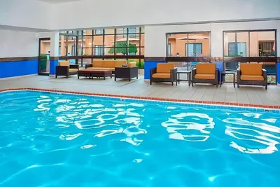 Image de Comfort and Relaxation! 2 Comfortable Units, Indoor Swimming Pool, Pet-friendly!