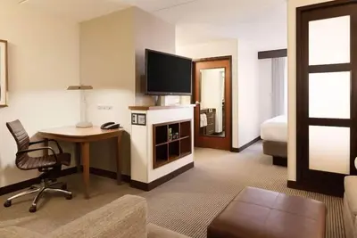 Image de Rare Find! Three Contemporary Units, Swimming Pool, Pet-friendly, Free Parking!