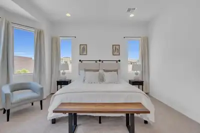Image de Design Dream / 4 Br 3 Ba / Garage / View / Upscale