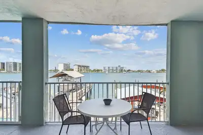 Image de Enchanted Inn Deluxe Suite #8: Waterfront, Pool, Fishing Dock, Boat Docks & Tiki